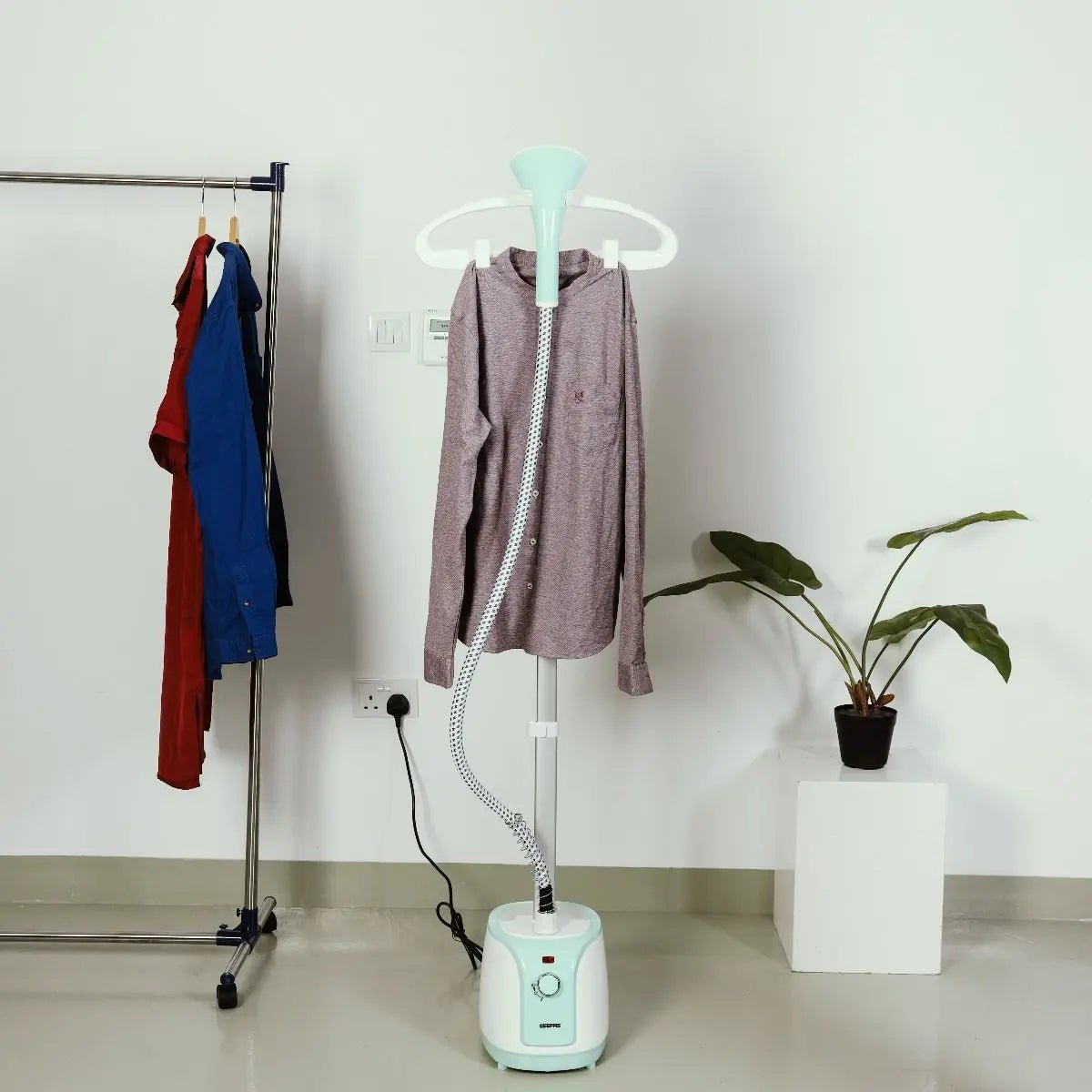 Geepas Garment Steamer GGS9695N - Buy Online Pakistan | Galaxiee.com
