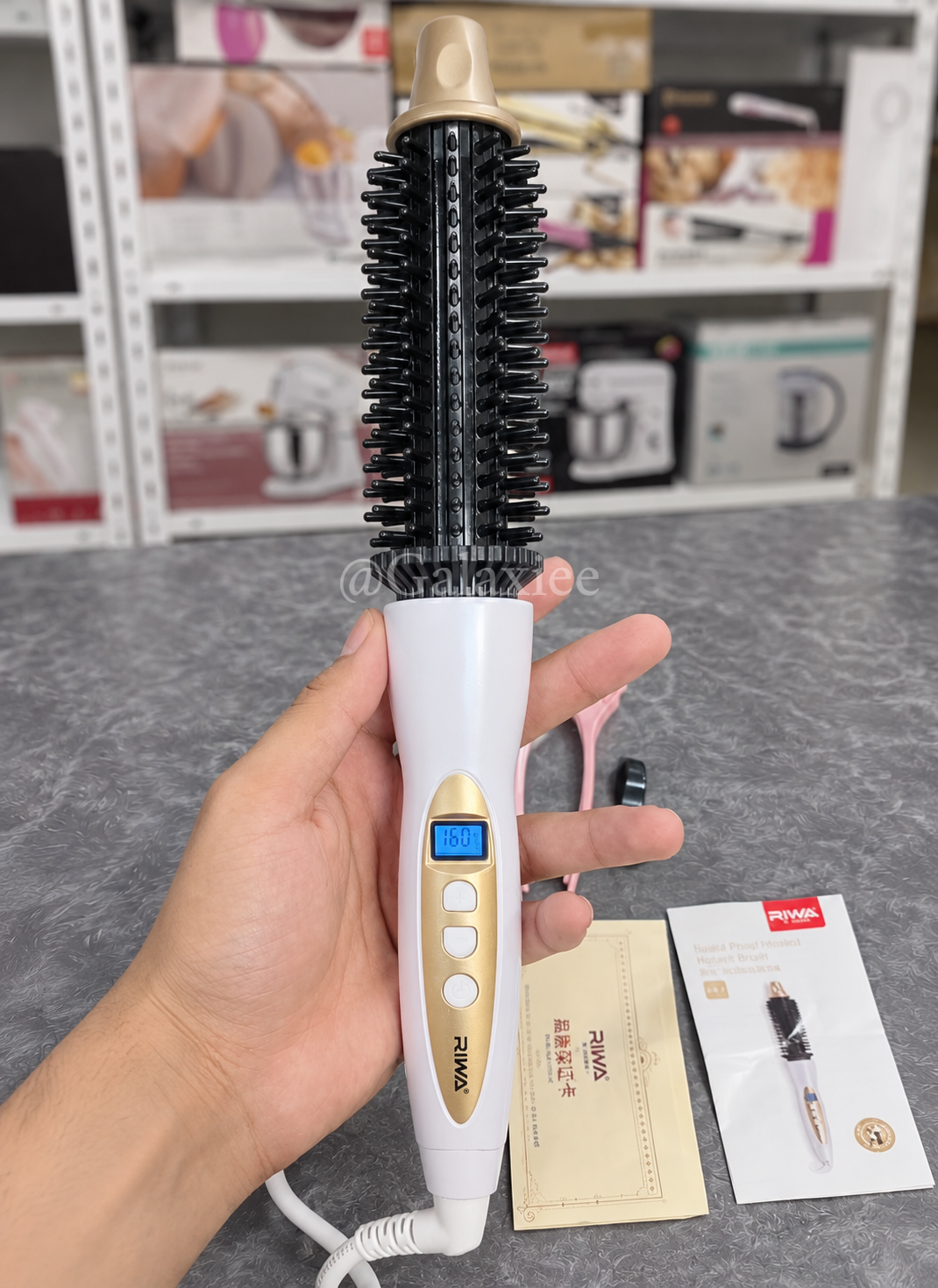 RIWA Heated Round Brush with Digital Display – Galaxiee