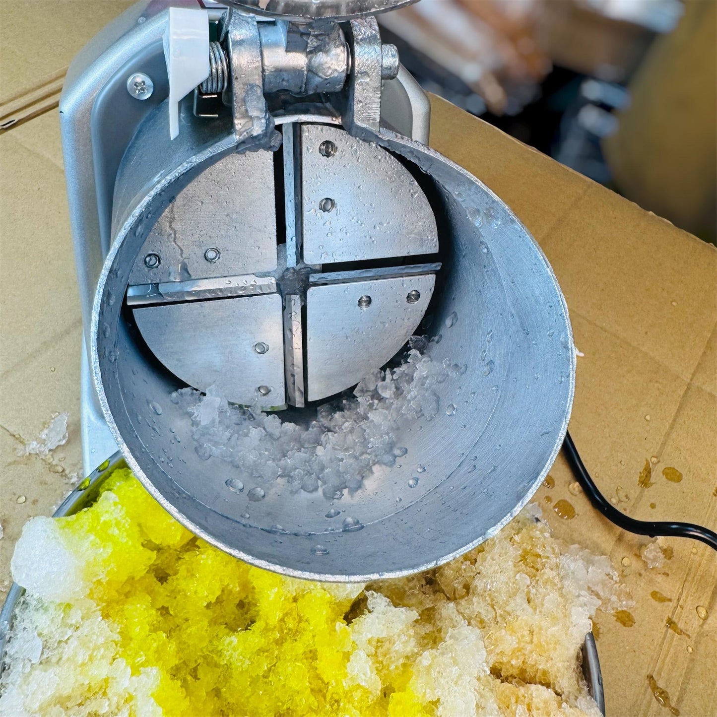 Geepas GIC63125 Ice Crusher Machine – Electric Ice Crushing Appliance