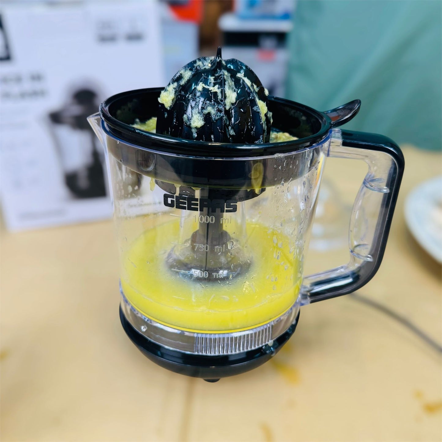 Geepas Citrus Juicer GCJ9900 – 1.0L Large Capacity, Two-Way Rotation - Buy Online Pakistan | Galaxiee.com